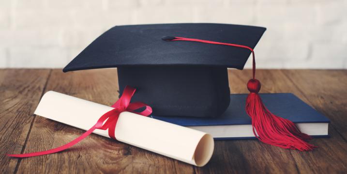 chapeau et diplôme