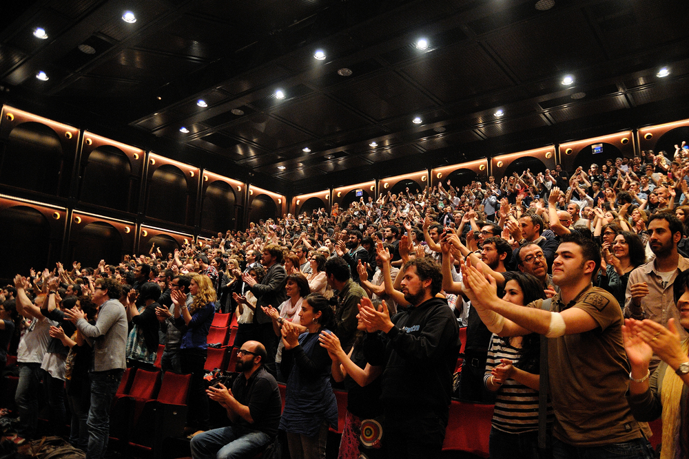 Applaudissements bruyants à la fin de la pièce