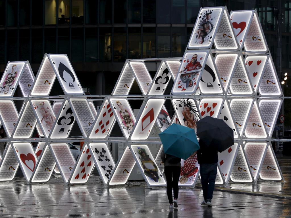 La pyramide comme un château de cartes