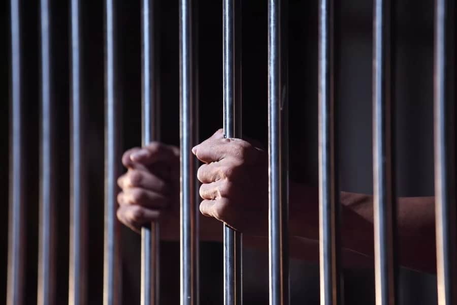 Prisonnier en cellule