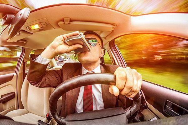 l'acte de retrouver l'employé dans un état d'intoxication