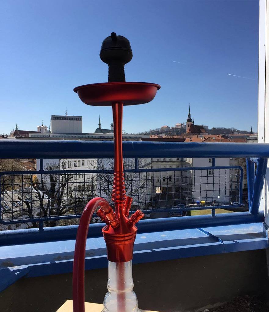 Fumer le narguilé sur le balcon