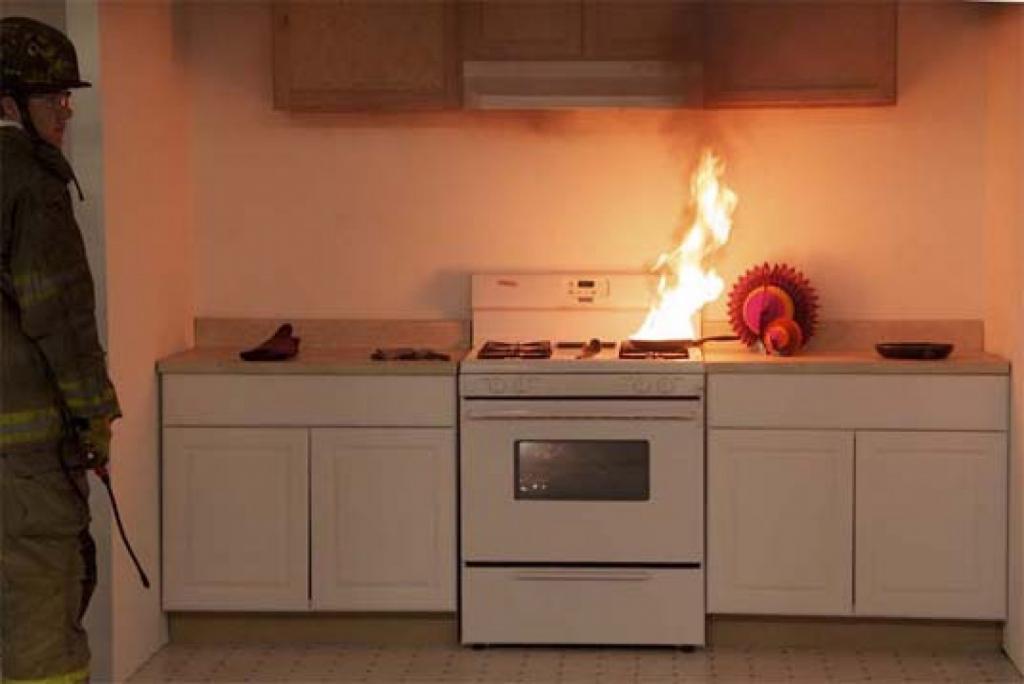 Pompier près du feu