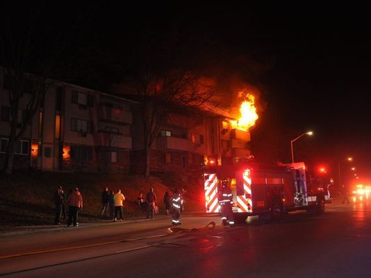 Le service d'incendie éteint un feu
