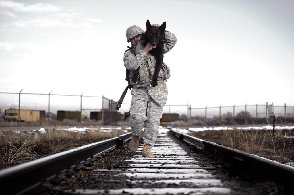 Un soldat avec un chien