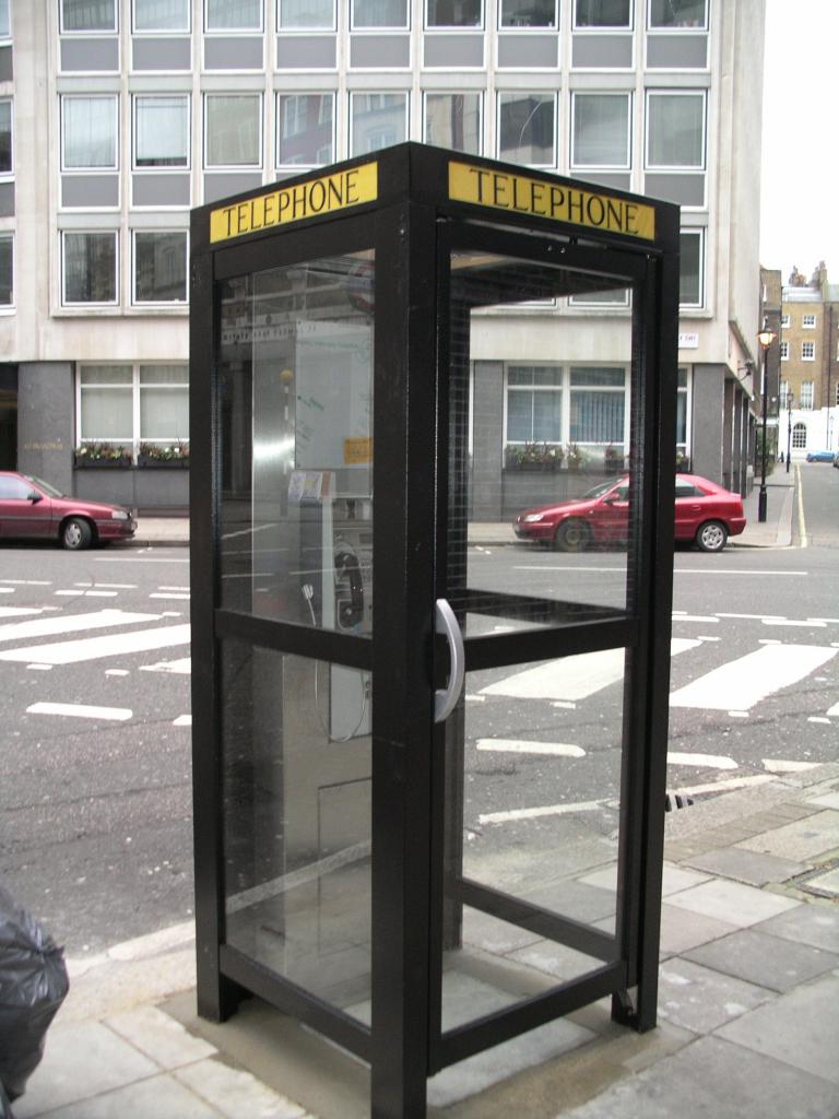 Cabine téléphonique.