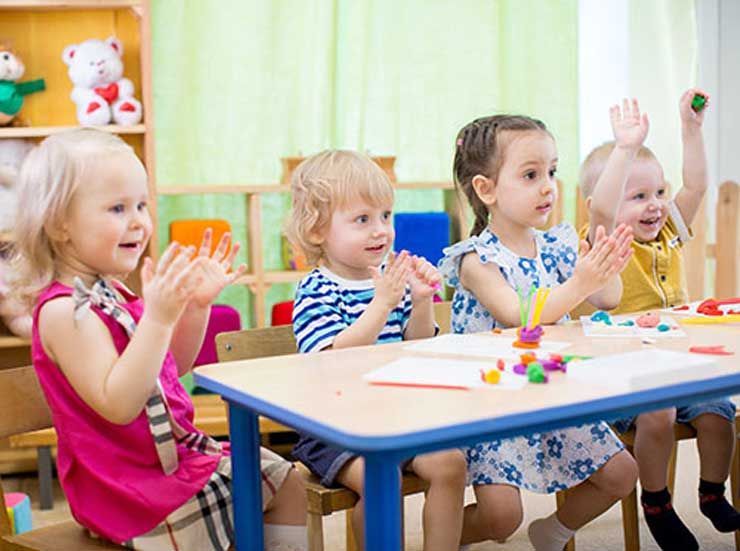 Enfants à la maternelle