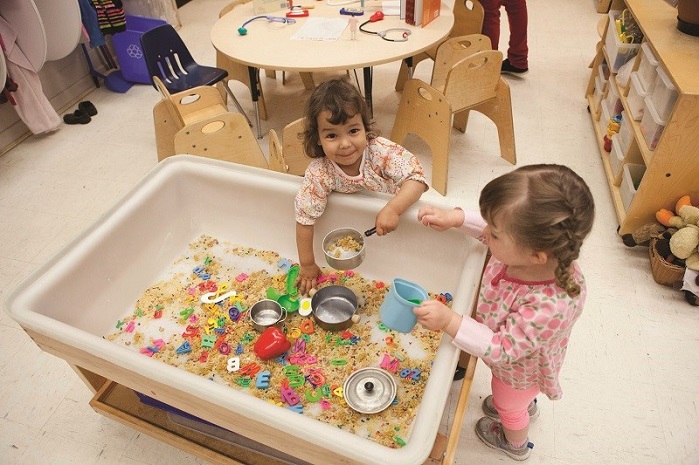 jeux d'enfants à l'école maternelle