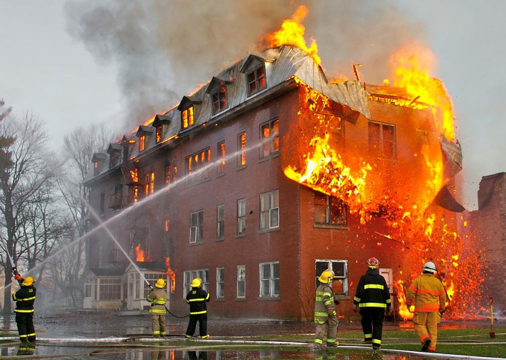 Les pompiers éteignent un incendie