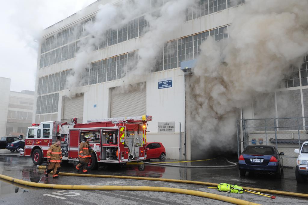 Bâtiment industriel en feu