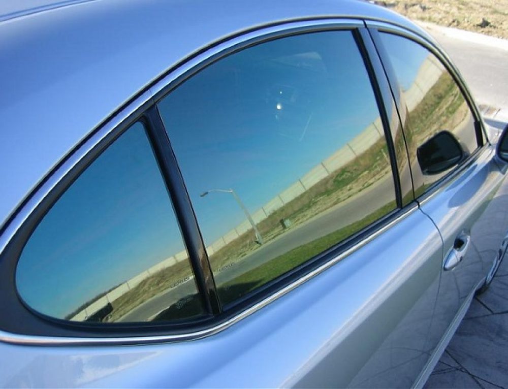 Voiture avec verre teinté.