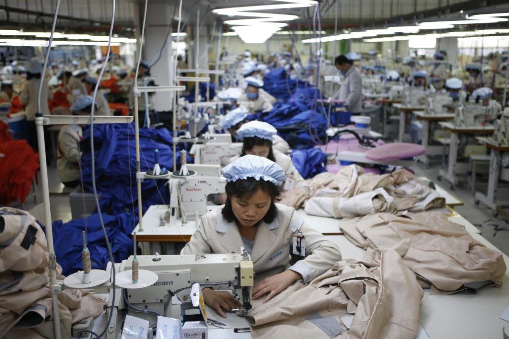 Les gens travaillent dans une usine